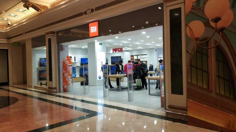 Shopping nel negozio di Xiaomi per capire come sarà quello a Milano