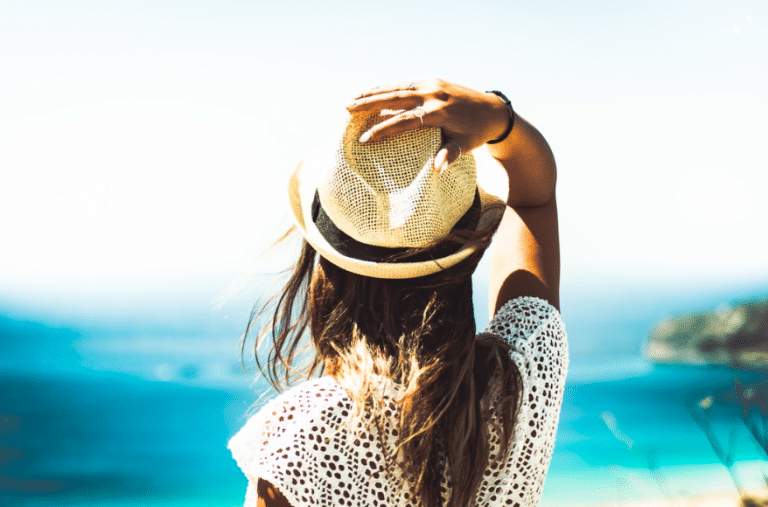 Vacanza connessa: i prodotti che non possono mancare in valigia e a casa