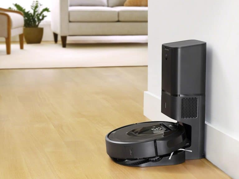 iRobot presenta Roomba i7+, capace di mappare la stanza e di svuotarsi in modo autonomo
