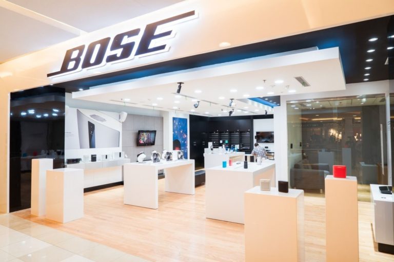 Bose chiude i negozi fisici per concentrarsi sull’e-commerce