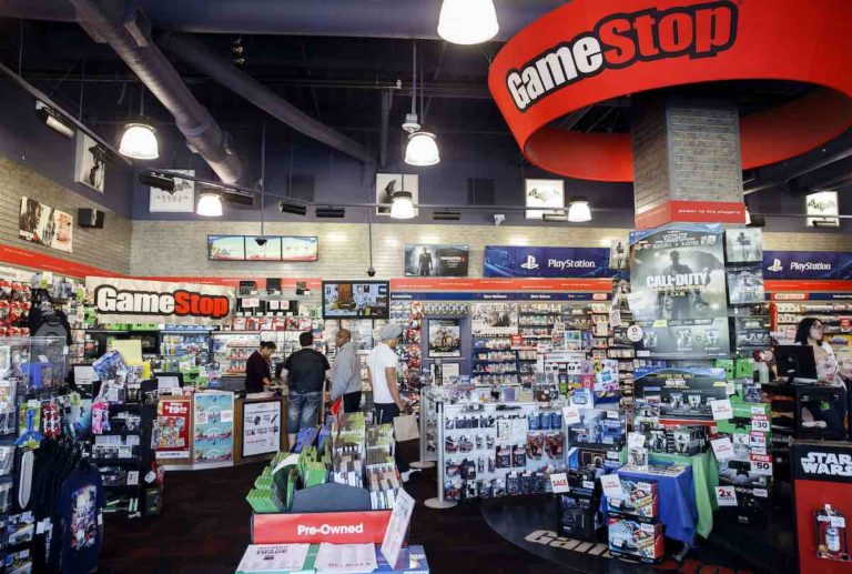 Customers shop for video games at a GameStop Corp. store in West Hollywood, California, U.S., on Sunday, May 22, 2016. GameStop Corp. is scheduled to release earnings figures on May 26. Photographer: Patrick T. Fallon/Bloomberg
