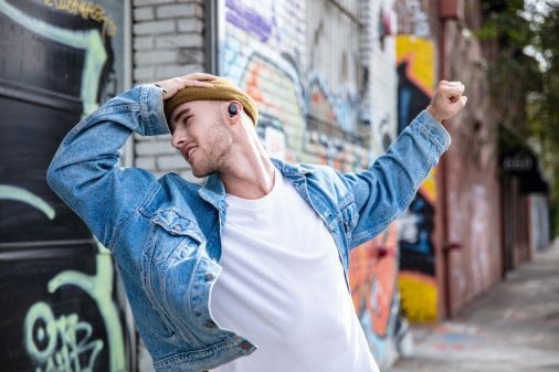 Grazie alla tecnologia EXTRA BASS, le nuove cuffie WF-XB700 di Sony, restituiscono un suono potente e profondo, esaltando i bassi.