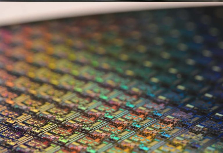Chip, semiconduttori (e acciaio): presto i nuovi dazi. Voci su Intel fanno correre le azioni a Wall Street