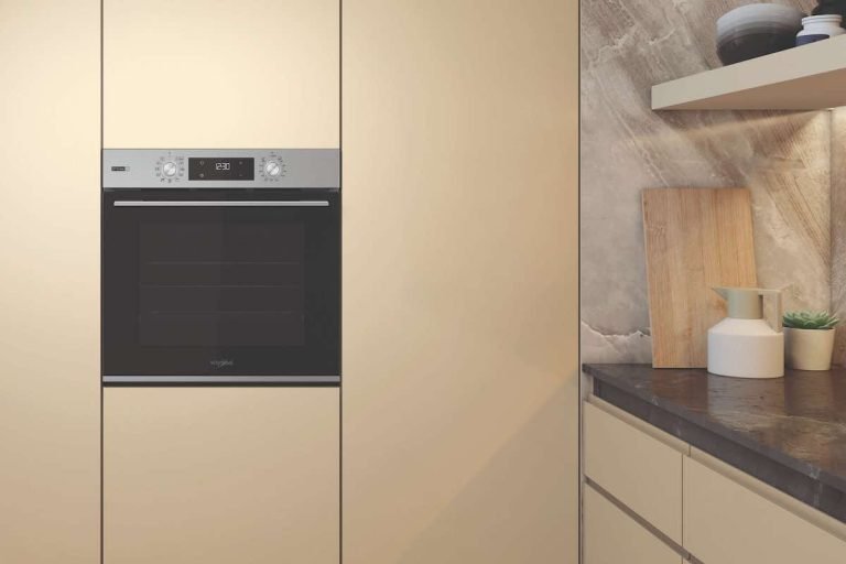Whirlpool: il forno Elements con design moderno per cucina salutare grazie alla funzione Steam+