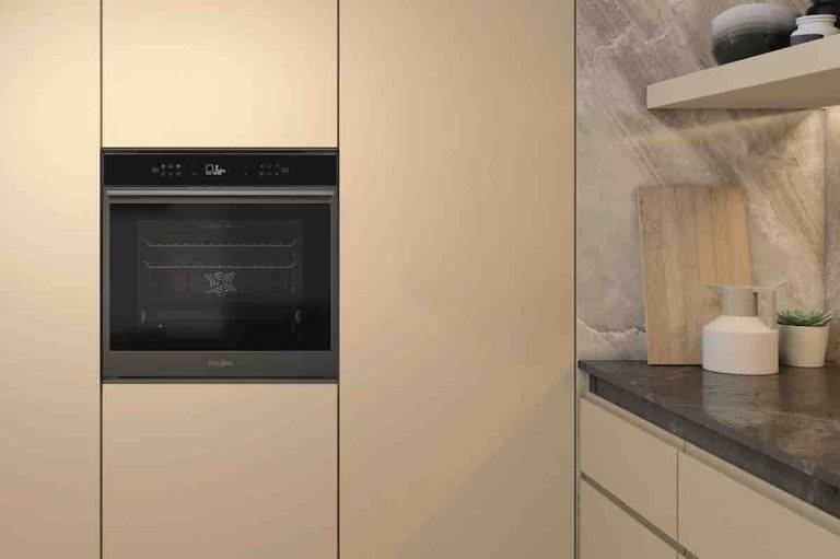Whirlpool Black Fiber: l’eleganza del nero anche in cucina con forno e microonde