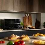 Hisense Speed Oven raggiunge 230 °C in 60 secondi, riduce i tempi fino al 60% e unisce 7 elettrodomestici in 1 con lo SpeedHeat Smart Tray.