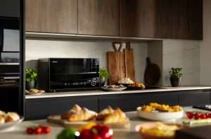 Hisense Speed Oven raggiunge 230 °C in 60 secondi, riduce i tempi fino al 60% e unisce 7 elettrodomestici in 1 con lo SpeedHeat Smart Tray.